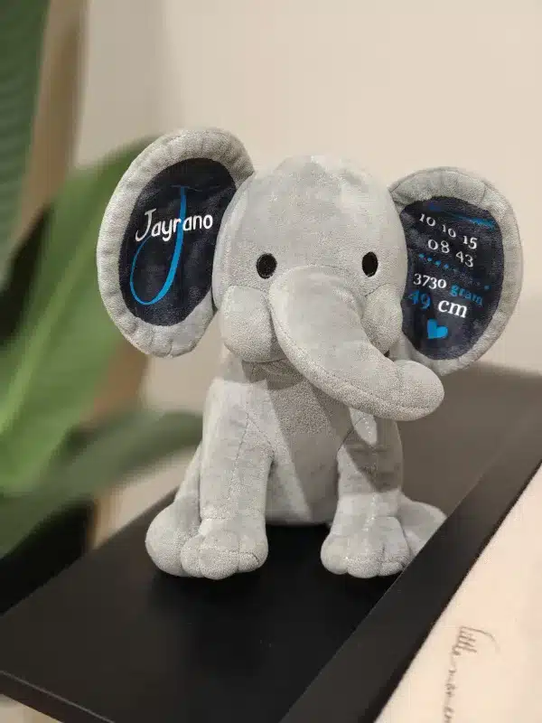 Ollie Olifant geboorte knuffel met naam en geboorte gegevens grijs nijos.nl sfeerfoto